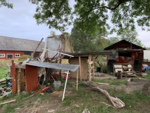 En stökig plats med byggen av barn.