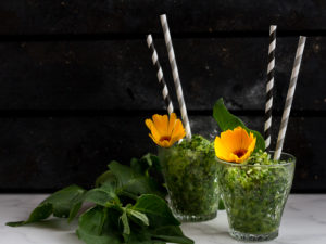 En grön slush på sallat och juice