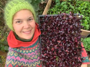 Sara med fint odlingstråg