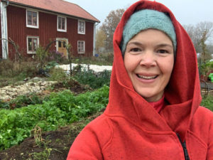 Sara i köksträdgården i höstskrud