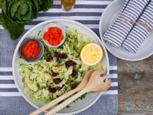 En härlig sallad av kål med knallröd stenbitsrom till.