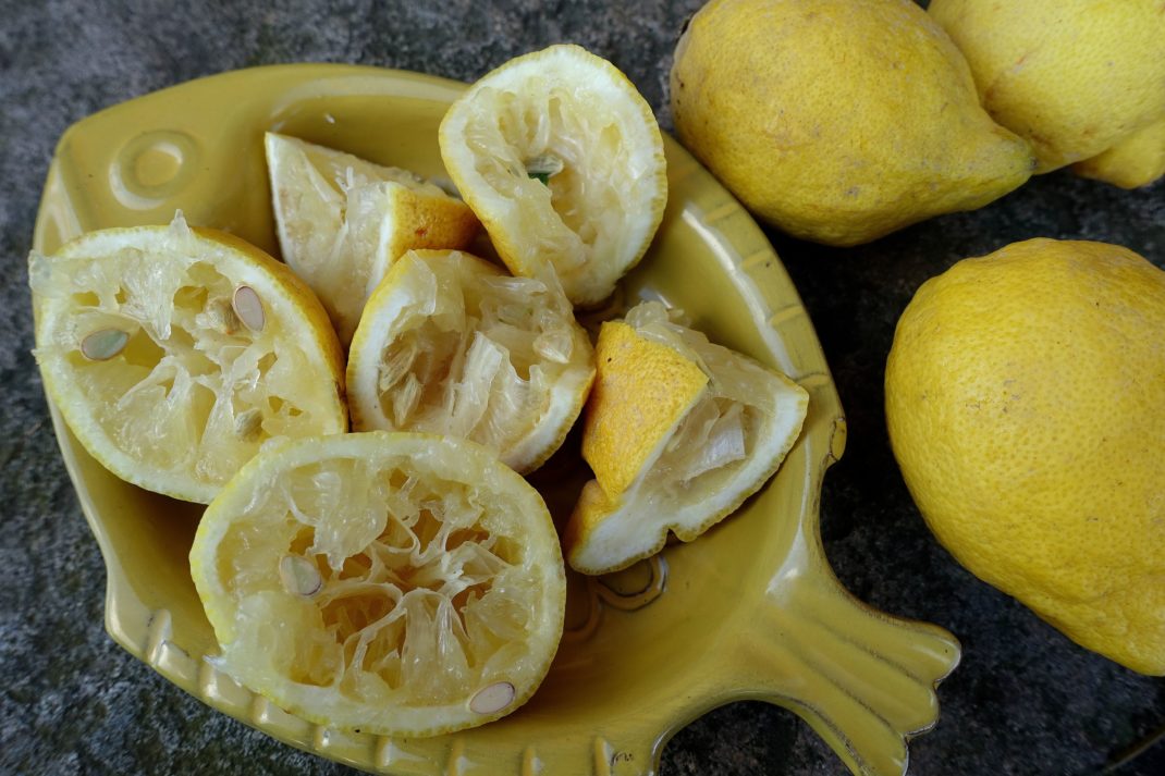 Ett fat med citronskal