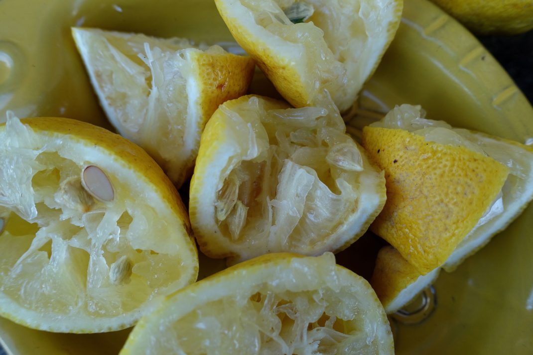 Närbild på citronhalvor som pressats på citronsaft. 