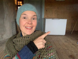 Sara är glad för sin frysbox som fylls med årets skörd