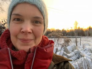 Sara i sin köksträdgård i vinterskrud