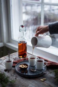 Härlig saftglögg vid ett fönster.