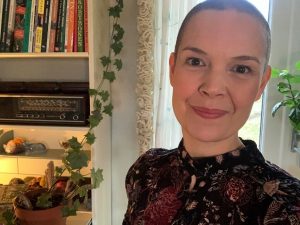 Sara i sitt vardagsrum i frustugan Berghem
