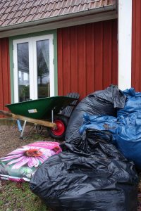 Säckar med samlat täckmaterial