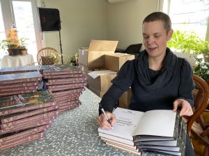 Sara signerar bok