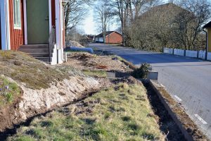 En sträng av gräsmatta mot ett berg som vätter mot vägen.