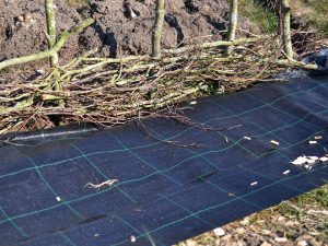 Svart markduk vid ett kviststaket