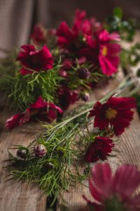 Växtmaterial som förberetts för bukett.