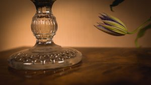 Glasskål med blomsterarrangemang