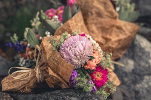 Ge bort-bukett till en bonde en regnig dag