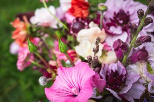 Rosa blomsterarrangemang