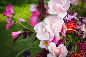 Rosa blomsterarrangemang