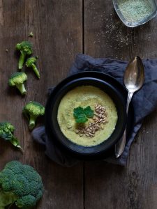 Broccolisoppa i en svart soppskål.