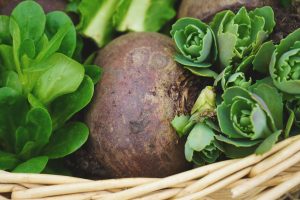 Rödbeta och nyskördade grönsaker