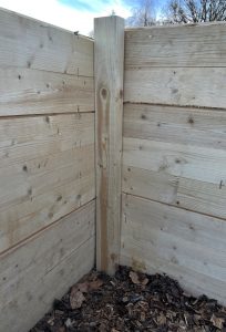 Detaljbild med bräder och en lodrät placerad regel i mitten.