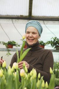 Sara skördar tulpaner