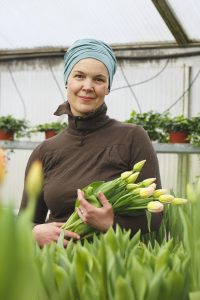 Sara med tulpaner i famnen