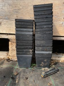 Två staplar med svarta krukor.