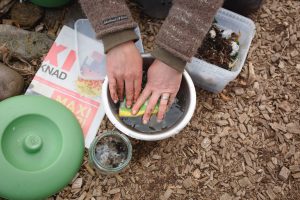 Sara gör en mask-kompost