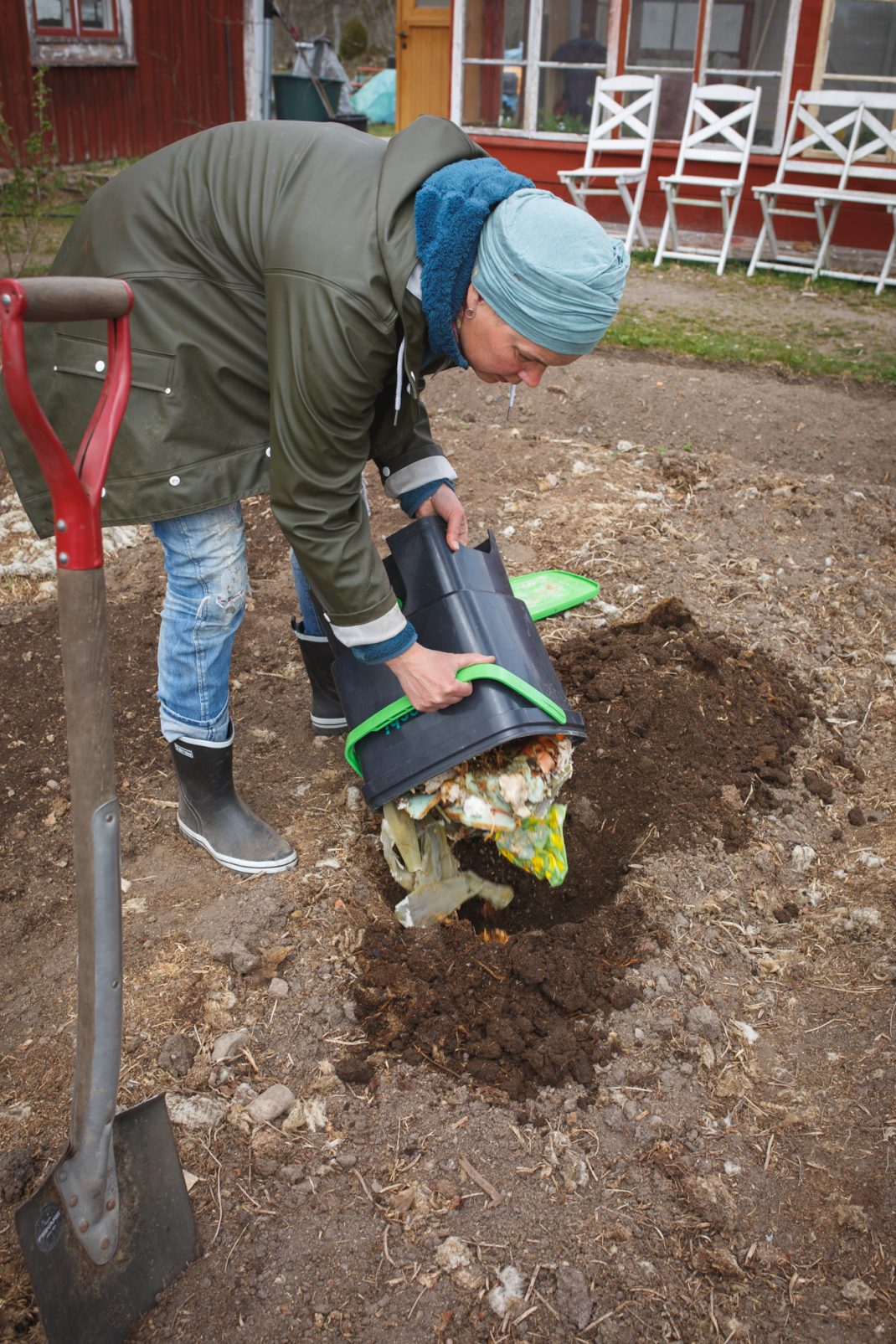 Sara gräver ner bokashi