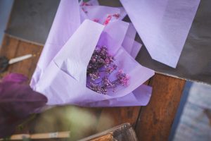 snittblommor inslagna till blomsterpåsen