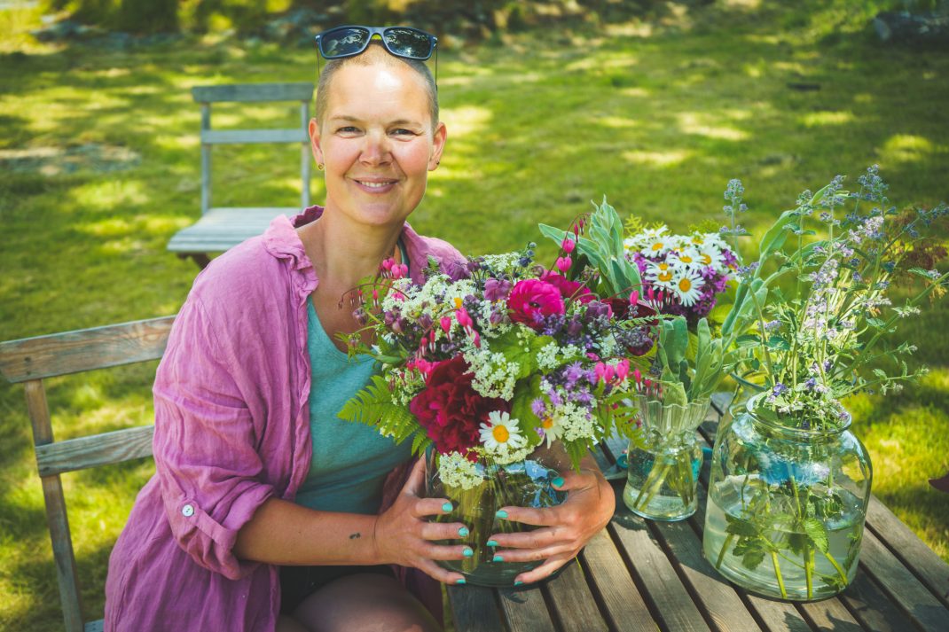 Sara med en sommarbukett på Berghem