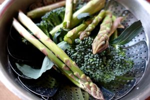 Sparris och broccoli i en gryta.