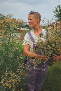 Sara plockar bronsfänkål