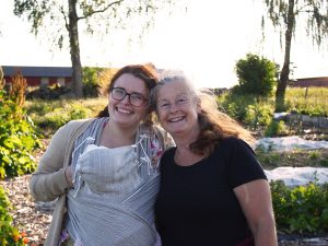 Majja med bebis i sjal och Kajsa på Rinkaby Gård.