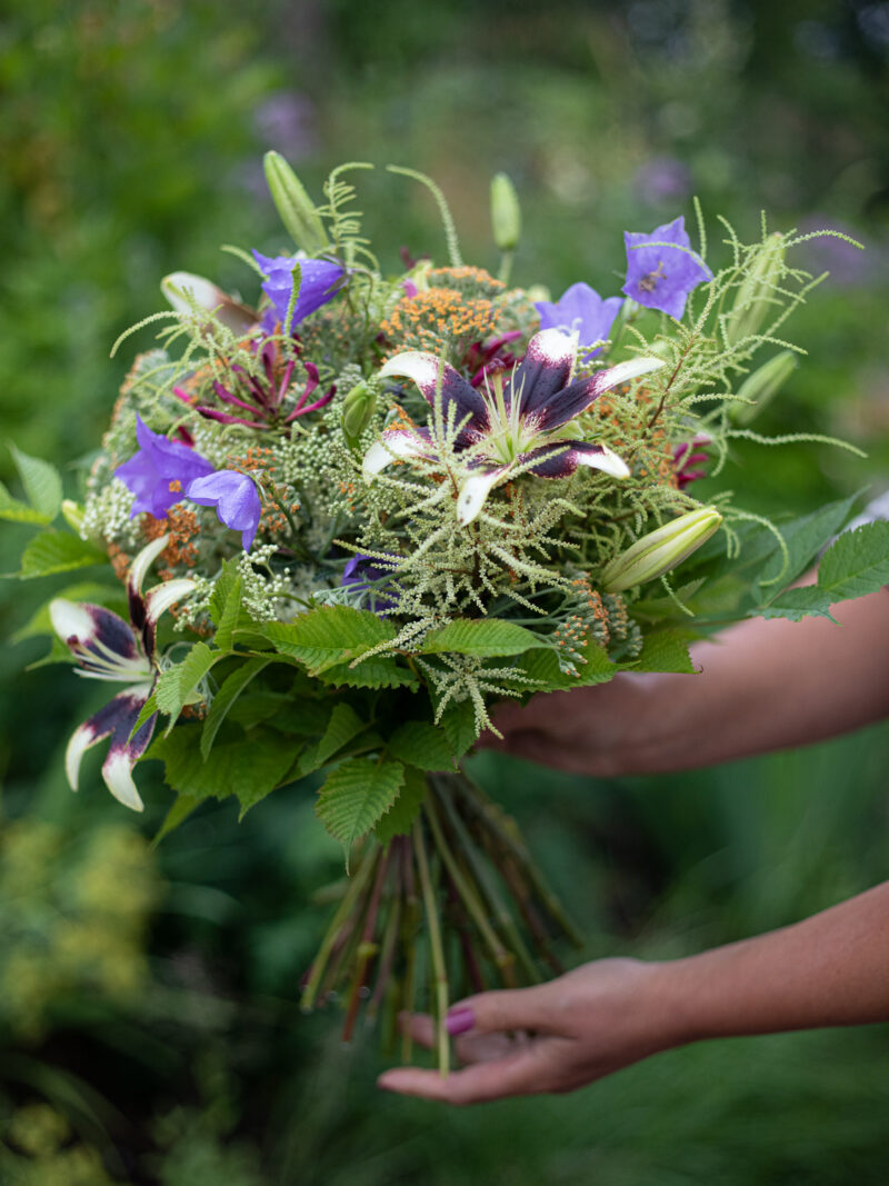 En bukett med lokalt odlade blommor från Skillnadens blommor.