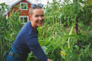 Sara tar tjuvskott på tomater