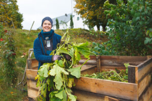 Sara vid sin träkompost