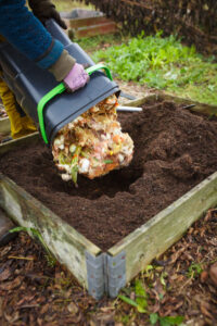 Sara häller ut bokashi i pallkragen