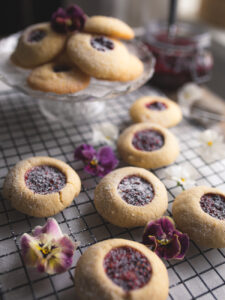 Nybakade syltkakor på fat och avsvalningsgaller.