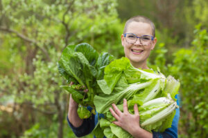 Sara med nyskördad salladskål