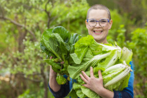 Sara med nyskördad salladskål