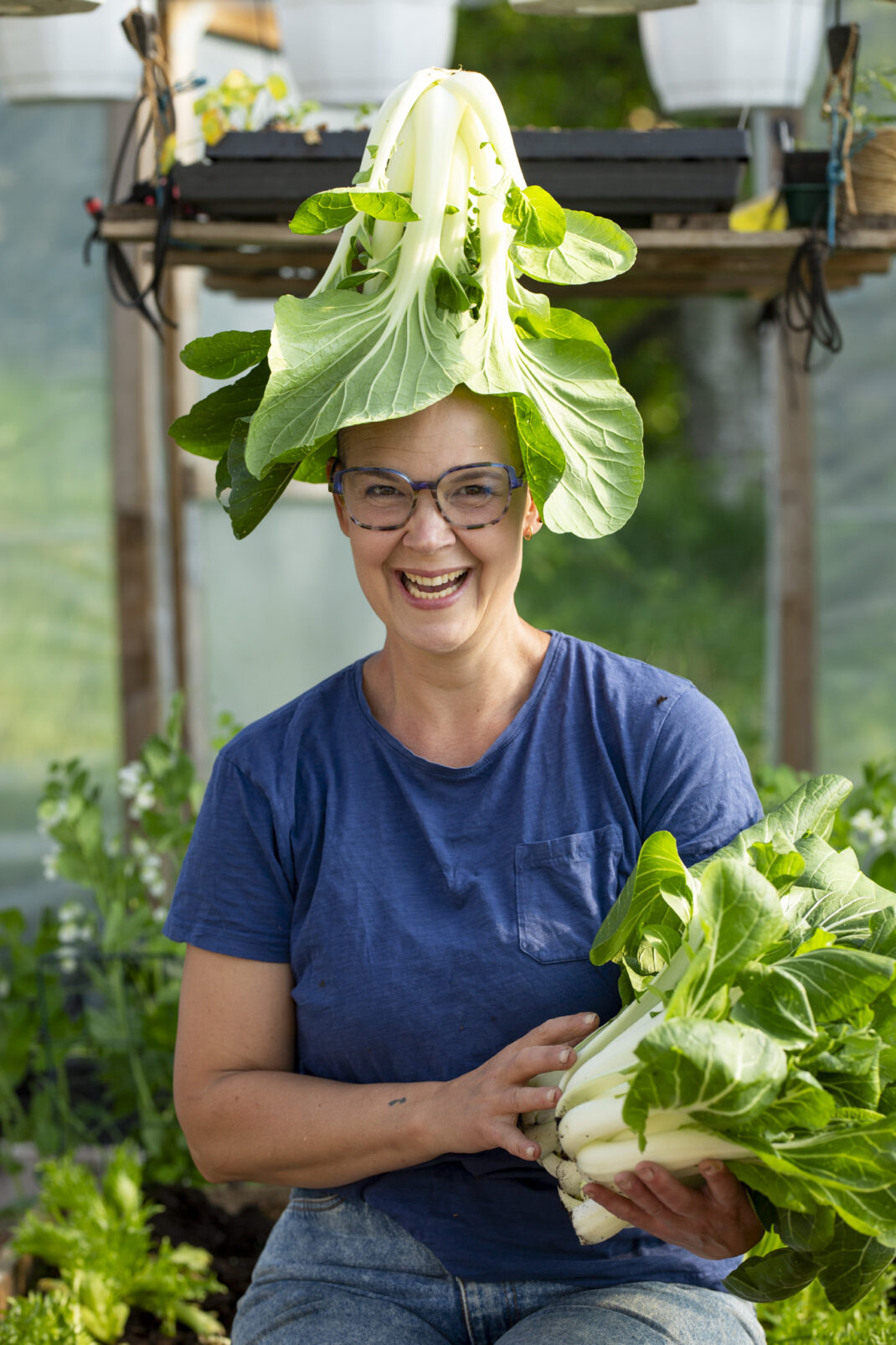 Sara med pak choi på huvudet