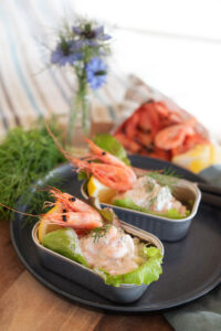 Läcker skagenröra i en plåtburk med räkor och citron.