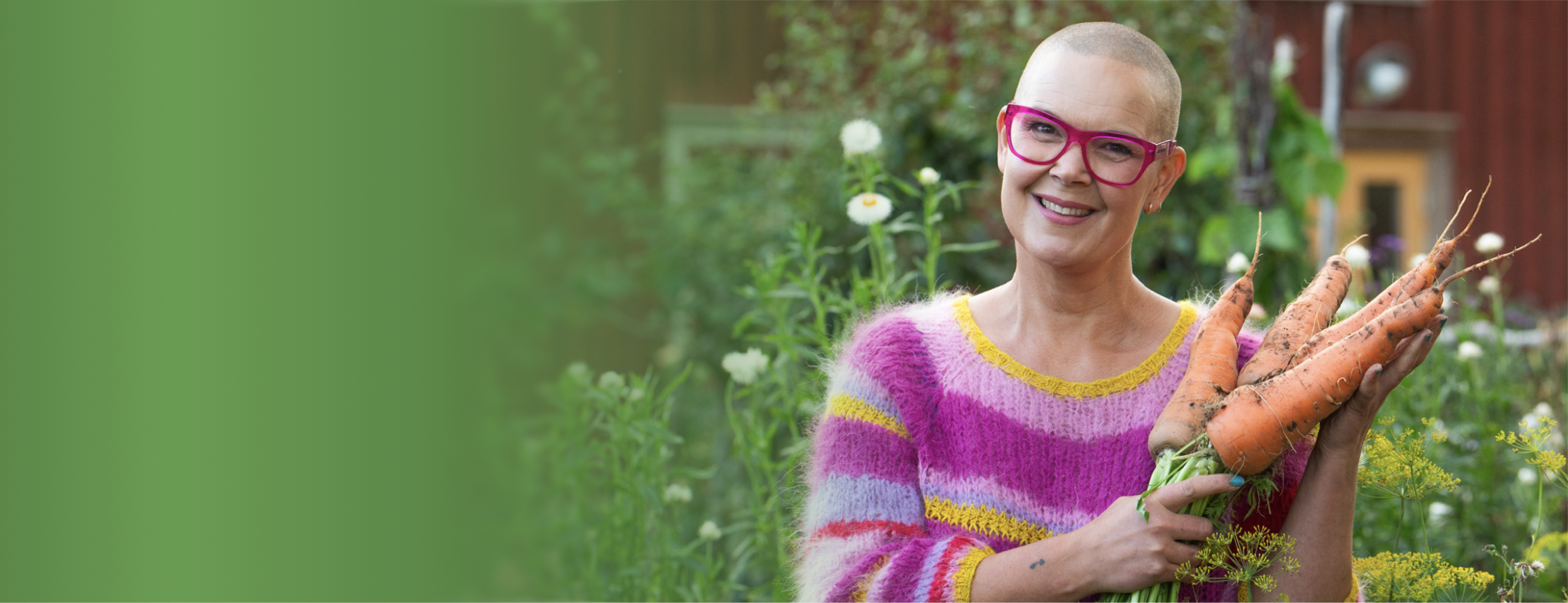 Sara Bäckmo mitt i en prunkande trädgård